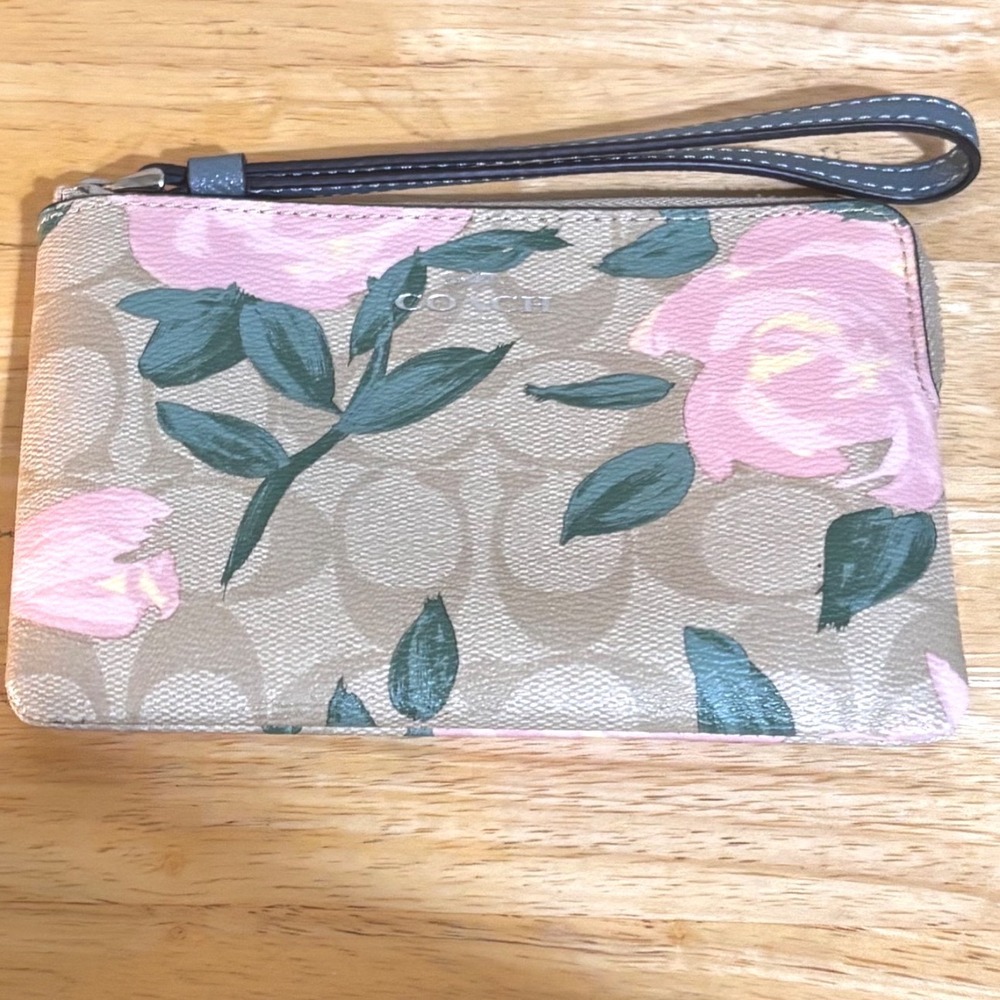 NWOT Coach Corner Zip Wristlet Signature Canvas Camo Rose Pink Floral F26291